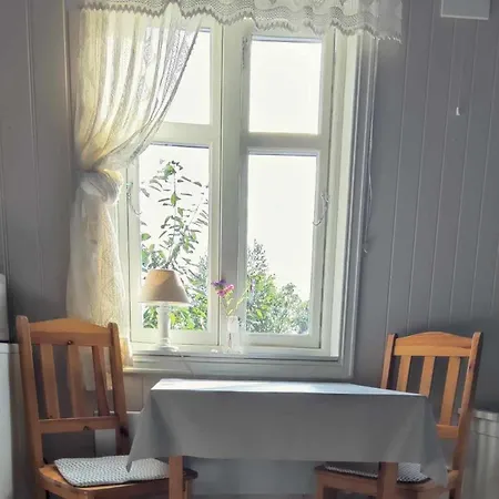 Oya Husrom-Fredelig Sted Naer E6